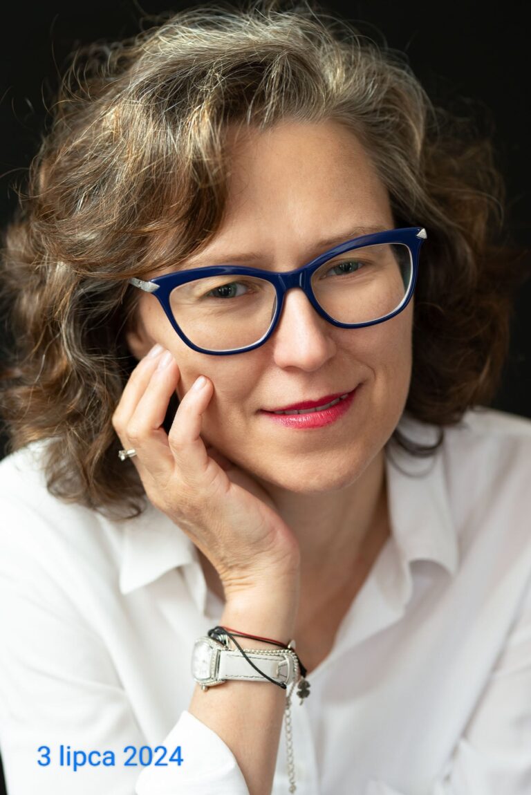 Uśmiechnięta kobieta z naturalnymi siwymi włosami – projekt Srebrna Fala, wystawa zdjęć kobiet akceptujących swój wygląd.